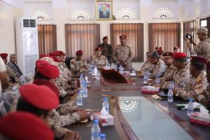 تحركات عسكرية لافتة في المكلا.. ماذا دار في اجتماع وزير الدفاع بقيادة المنطقة الثانية؟