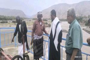 مدير عام مديرية خنفر "اليوسفي" يتفقد تدفق سيول وادي بنا ويضمن وصولها إلى المزارعين