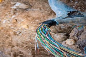 عدن.. معاناة مستمرة لأهالي منطقة اللحوم  بسبب انقطاع الهاتف والإنترنت لأكثر من خمس سنوات