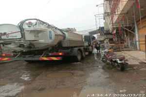 صندوق نظافة لحج يباشر ميدانياً برفع مخلفات الأمطار من شوارع الحوطة وتبن