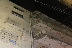 سقوط أجزاء من مبنى متهالك في التواهي يصيب طفلة بجروح خطيرة