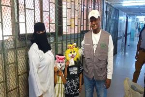 مؤسسة الهجرة الخيرية ترسم الإبتسامة على وجوه الأطفال المرقدين في مستشفى الصداقة بعدن