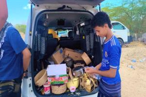 أهالي أحور يفتحون بيوتهم للمسافرين العالقين.. موقف إنساني يختصر روح اليمن