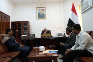 الخنبشي يطلع على سير العمل في جمارك الوديعة ويشدّد على استقرار الإمدادات النفطية بحضرموت