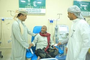 الوكيل رعفيت وضابط الشؤون المدنية بالتحالف يتفقدان مركز الغسيل الكلوي بالغيضة