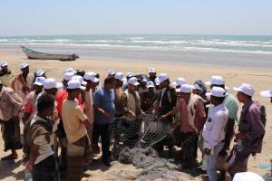 الهيئة الإقليمية (PERSGA) وحماية البيئة تنفذان برنامجًا توعويًا لصيادي منطقة ساحل أبين