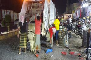 وحدة النظافة والتحسين بمديرية القطن تنفذ حملتها اليومية في مناطق المديرية