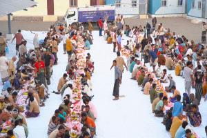 تعز: بدعم الخلية الإنسانية.. أبناء الزهاري بالمخا ينظمون إفطاراً جماعياً