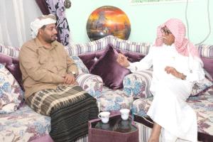 نائب رئيس مؤتمر حصرموت الجامع يزور الشخصية الأكاديمية والتربوية الدكتور صالح عرم