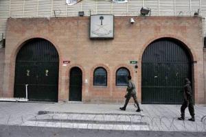 توتر جديد في صنعاء.. الحوثيون يعاودون التواجد داخل مبنى السفارة السعودية