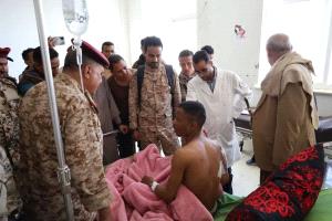 قائد محور تعز ووكيلا المحافظة يزورون جرحى الجيش في مستشفى الثورة