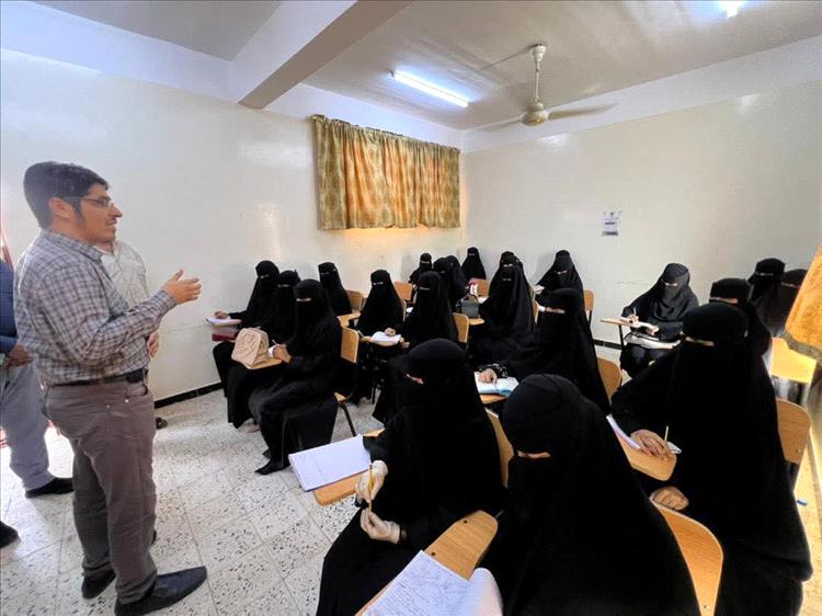 جامعة الخليج العربي بلحج تدشّن دورة التقوية المجانية لأكثر من 200 طالبًا وطالبة استعدادًا للامتحانات النهائية