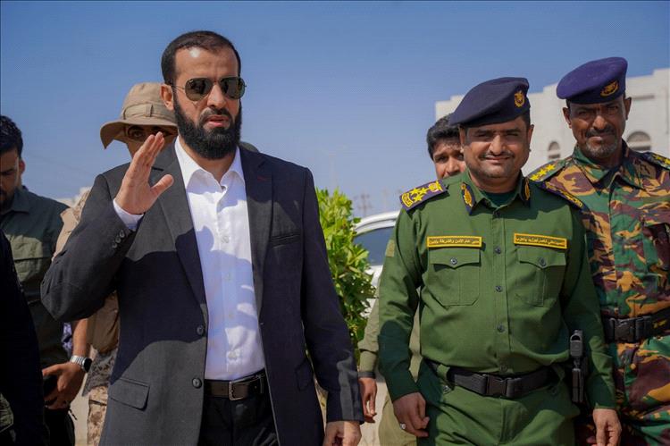 محافظ أبين أثناء تفقده النقاط الأمنية يشدد على الانضباط ويشيد بتفاعل الأجهزة الأمنية
