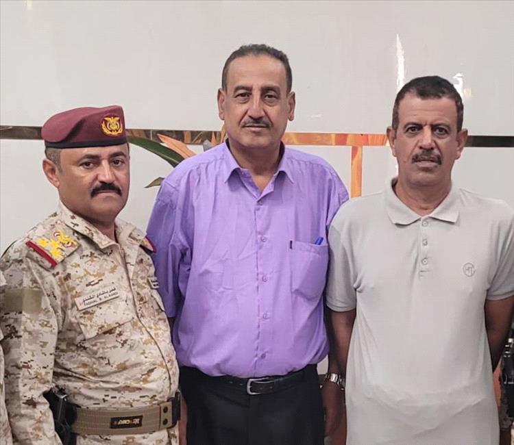 اللواء الحارثي والعميد مقراط يهننئان العميد فضل الصيعري باشادي بتعيينه قائد اللواء 11 حرس حدود