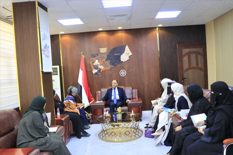 وزير الصناعة يناقش مع مؤسسة رنين وممثلي القمة النسوية تعزيز التعاون وتمكين المرأة اقتصاديا
