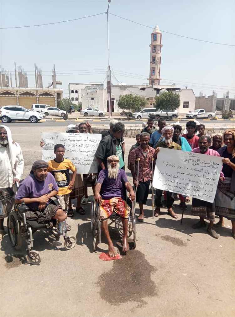 أبين .. جمعية المعاقين حركيأ بخنفر تنظم وقفة احتجاجية  وتطالب بحقوقها في الإغاثة