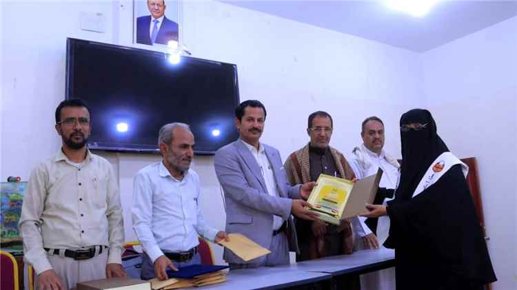 نائب وزير التربية يكرم 9 إدارات مدرسية وتربوية مبرزة بمأرب