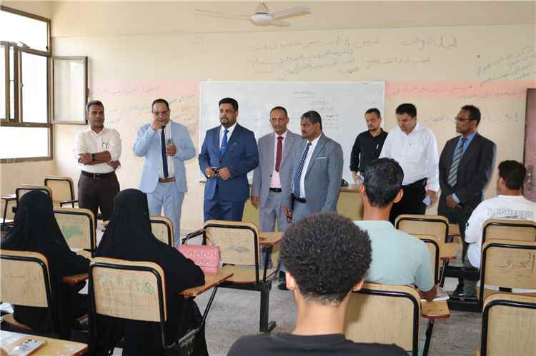 وزير التعليم الفني يتفقد سير العملية التعليمية في كلية المجتمع بعدن
