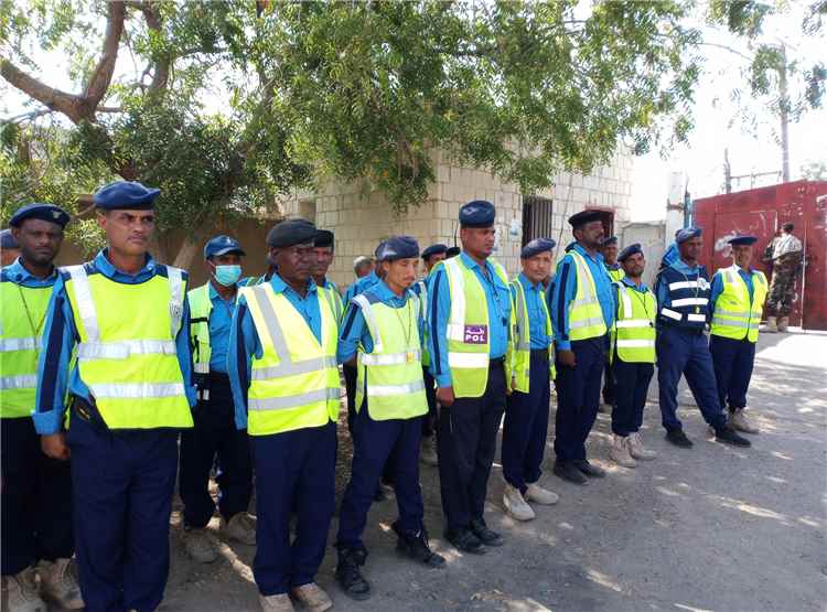 شرطة السير بلحج تواصل فعاليات أسبوع المرور العربي بنزولات توعوية إلى المدارس والمعسكرات