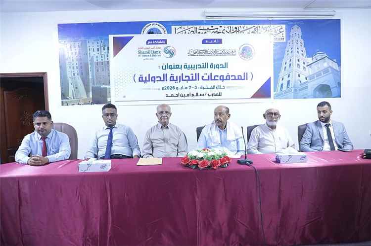 وكيل حضرموت يفتتح المعرض الترويجي لمنتجات المرأة ويختتم دورة تدريبية 