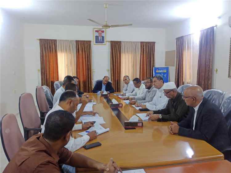 مجلس إدارة مؤسسة المياه بوادي حضرموت يناقش مشروع مجاري سيئون تريم 