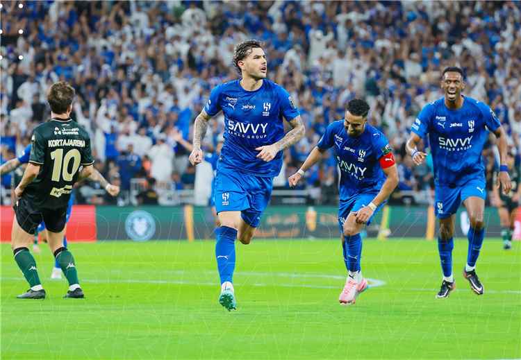 الهلال يقلب النتيجة على الخلود ويتوج بكأس خادم الحرمين الشريفين