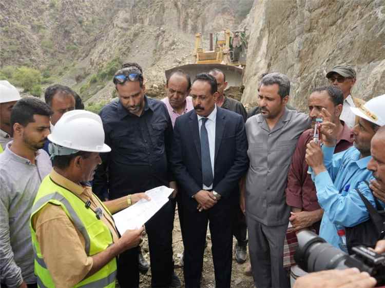 الوزير العقربي والمحافظ الحالمي يتفقدان مشروع سفلتة طريق في لحج