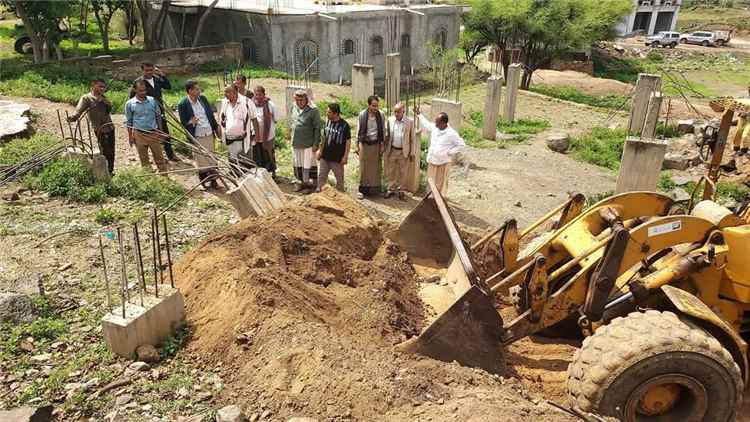 تعز..مدير عام الأشغال العامة والطرق بالمحافظة ومدير عام مديرية المعافر يتفقدان سير أعمال شق وفتح الشوارع بمركز المديرية