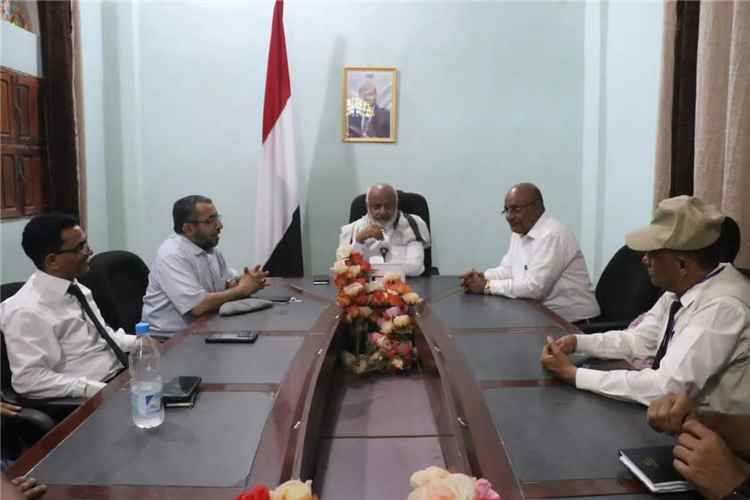 محافظ الحديدة يناقش تعزيز خدمات العيادات الطبية الطارئة الممولة من مركز الملك سلمان