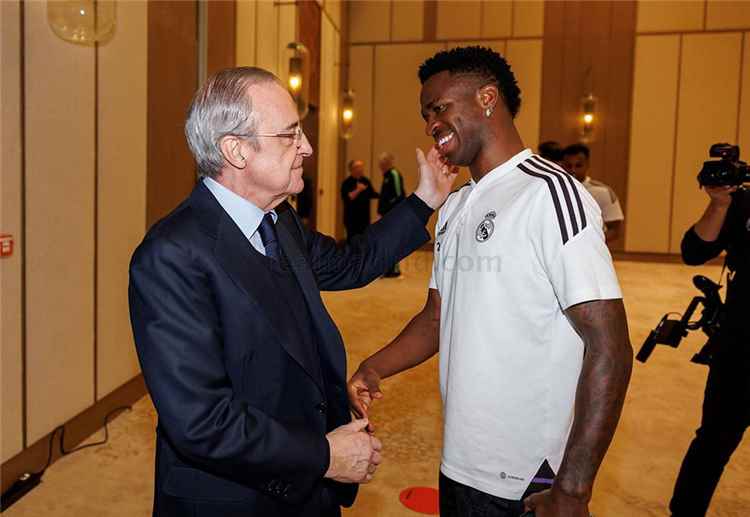 لاعبو ريال مدريد يوعدون بيريز بعدم تتويج برشلونة بلقب الليجا في الكلاسيكو