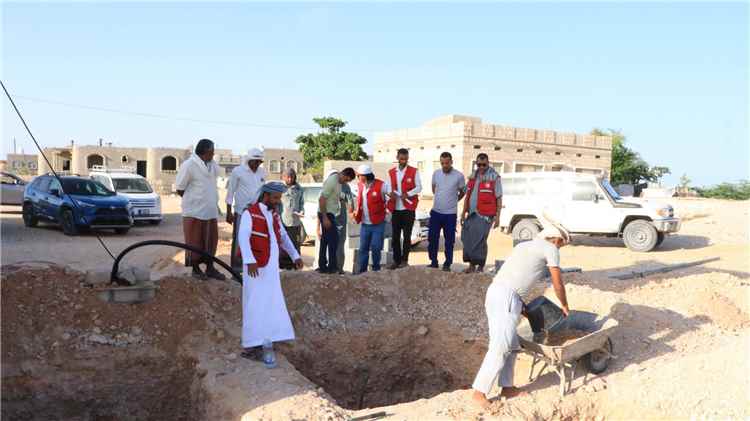 الهلال الأحمر اليمني فرع المهرة يتفقد مشروع إصلاح بئر منطقة العبري بالغيضة