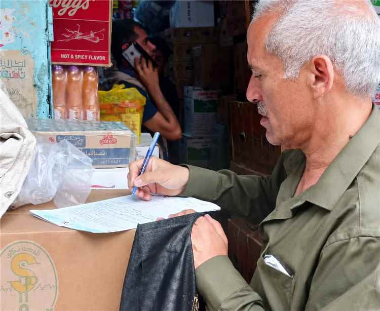 ضبط مخالفات تموينية خلال حملة رقابية مفاجئة في أسواق تعز
