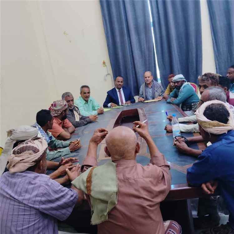 مدير الشؤون الاجتماعية والعمل يعقد اجتماعاً موسعاً مع الجمعيات السمكية بذباب والمخا