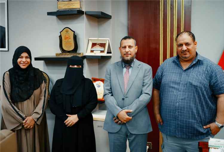 محافظ عدن يناقش مع إدارة سوق الوومن سبل تمكين النساء ودعم الأسر المحتاجة