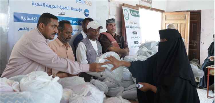 "تراحم" الإنسانية توزع (550) بدلة عيد وبطانية للأسر الفقيرة وعمال المدارس في أبين