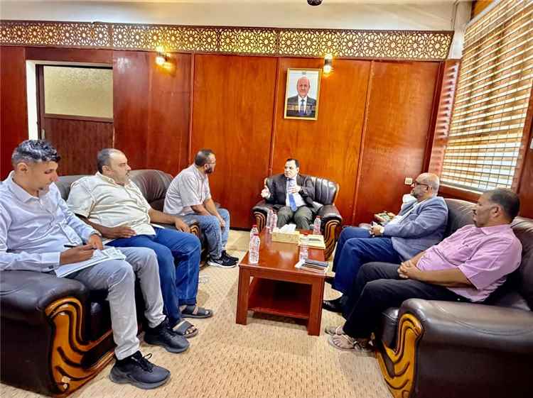 الوزير السقطري يطلع على نشاط مصنع المكلا لتعليب الأسماك وخطط تطويره