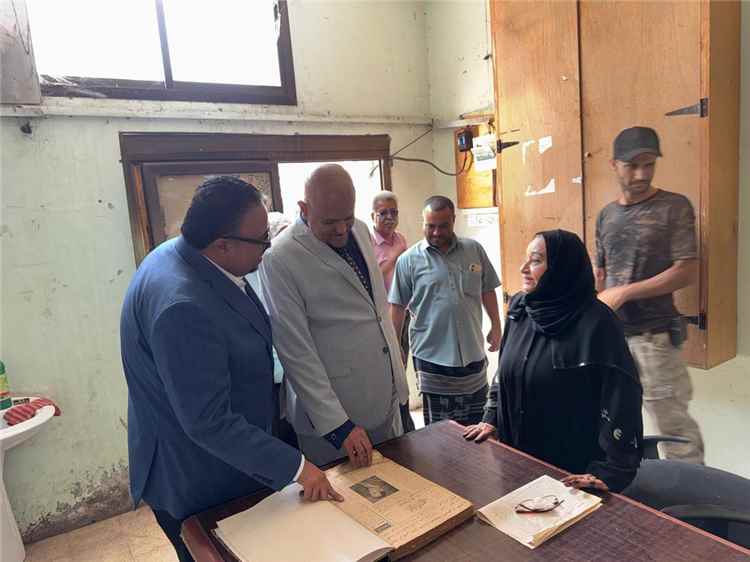 محافظ تعز يزور مؤسسة 14 أكتوبر ويطّلع على نشاطها الإعلامي