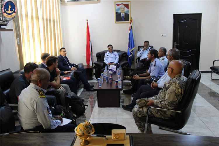 خفر السواحل  تستقبل الملحق العسكري الفرنسي لدى اليمن لبحث تعزيز التعاون في الأمن البحري