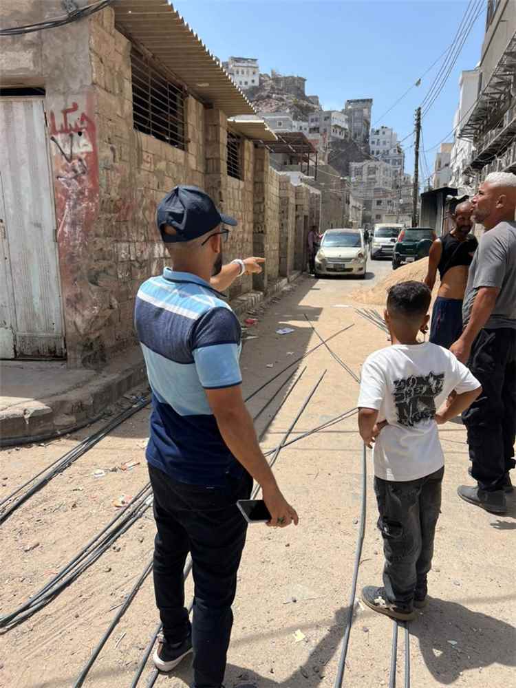 بإشراف مباشر من مدير عام صيرة.. إيقاف أعمال بناء غير مرخص خلف محطة أروى