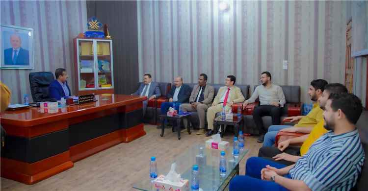 محافظ شبوة بن الوزير يلتقي اللجنة الوزارية الخاصة بالميازين ويؤكد دعم جهود حماية الطرق وتنظيم النقل الثقيل