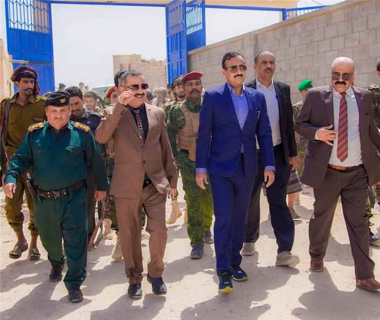 محافظ شبوة يدشّن المنحة الكويتية ويدعم قطاع التعليم والاهتمام بالمؤسسات