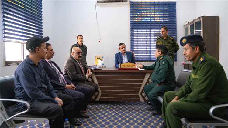 المحافظ بن الوزير يتفقد إدارة شرطة مديرية عتق ويشدد على تعزيز الأمن والانضباط وتحسين الخدمات الشرطية
