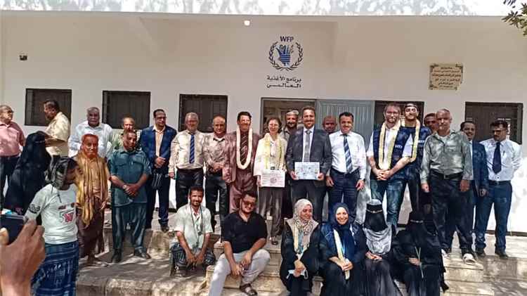 مدير التغذية المدرسية بوزارة التربية يستعرض لمحافظ لحج ووفد السفارة الفرنسية استراتيجية المطبخ المدرسي واهميته في استقرار التعليم بلحج