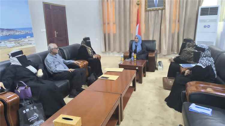 وزيرة شؤون المرأة تلتقي بقيادة اتحاد نساء اليمن بأبين وتؤكد دعم تمكين المرأة سياسيًا واقتصاديًا