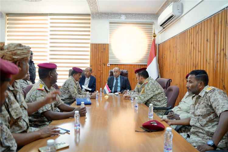 عضو مجلس القيادة الخنبشي يؤكد الاهتمام بقيادات وأفراد المنطقة العسكرية الأولى