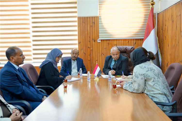 الخنبشي يلتقي وفد مكتب المبعوث الأممي الخاص إلى اليمن ويؤكد أهمية توحيد الخطاب الإعلامي ودعم مسار السلام