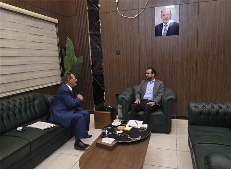 وزير الخدمة المدنية يناقش أوضاع أعضاء هيئة التدريس بجامعة صنعاء النازحين إلى المناطق المحررة