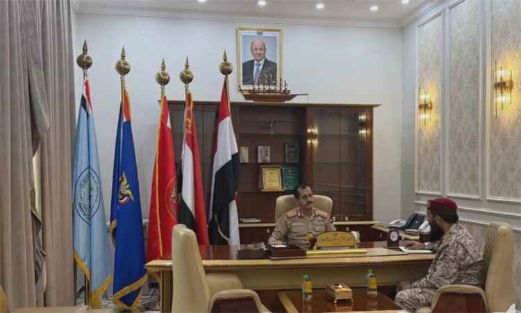 وزير الدفاع يلتقي قائد المنطقة العسكرية الرابعة في عدن لمتابعة التطورات العسكرية والأمنية