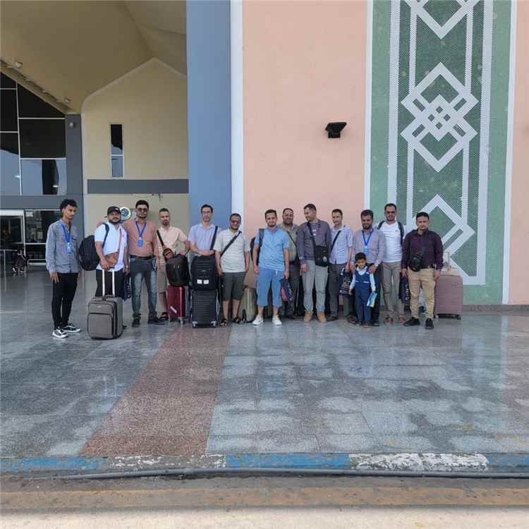 مطار عدن يودع بعثة طبية متوجهة إلى بغداد لنيل الزمالة العربية
