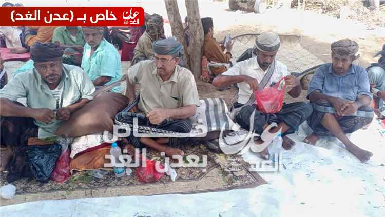 قيادات محلية وعسكرية بأحور تؤدي واجب العزاء في وفاة عوض هادي لخجم